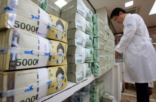 2000년 전후해 급락 후 정체 상태를 보이던 우리나라의 저축률이 가계부문 소비성향 위축으로 올라가고 있는 것으로 나타났다. 사진은 이날 오후 서울 을지로 외환은행 본점 위변조대응센터에 금고 입고 전 쌓여있는 원화 뭉치.  사진=연합뉴스